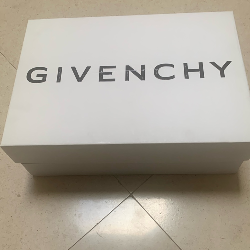 Givenchy Scratched women’s sneakers shoe box.  White and black size 7.5